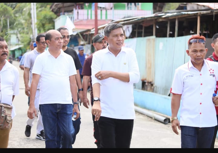 Tinjau pasar Wayame, Wattimena Janji Lakukan Kajian Perbaikan