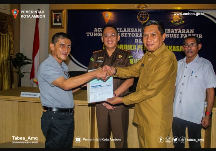 Retribusi Pasar Mardika Dibayarkan