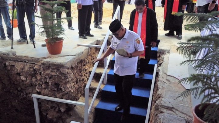 Gubernur Maluku Letakan Batu Penjuru Pembangunan Gedung Gereja Lahai-Roi Lateri