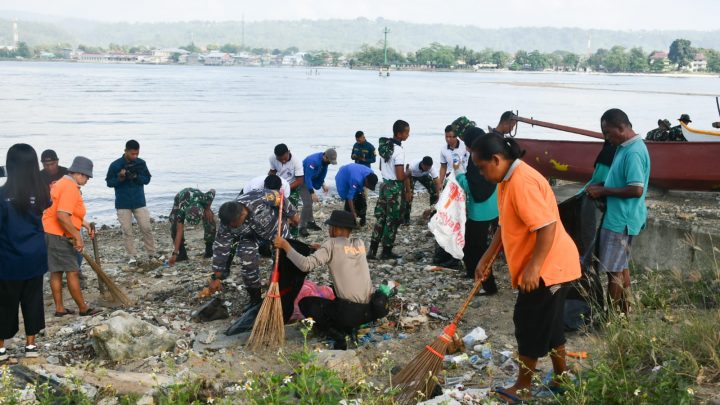 Aksi Bersih Pantai dan Sungai oleh TNI di Kota Ambon