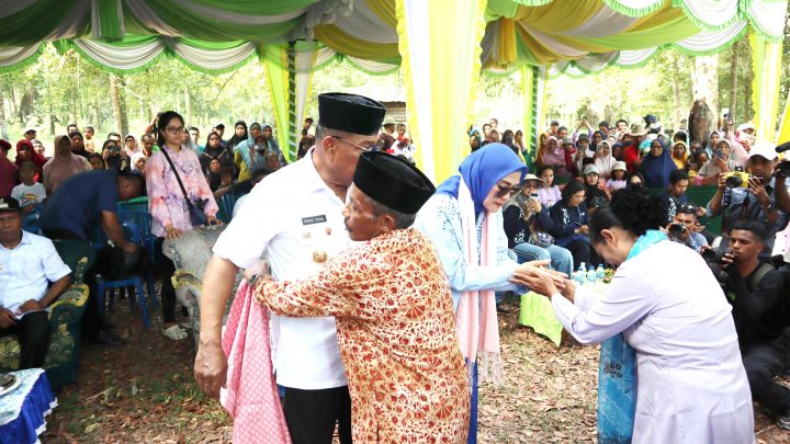 Gubernur dan Istri Dikukuhkan sebagai Orang Adat 9 Luar
