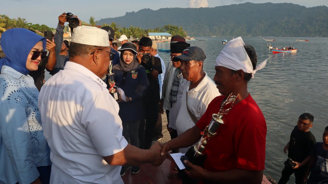 Gubernur Serahkan Hadiah bagi Pemenang Lomba Belang