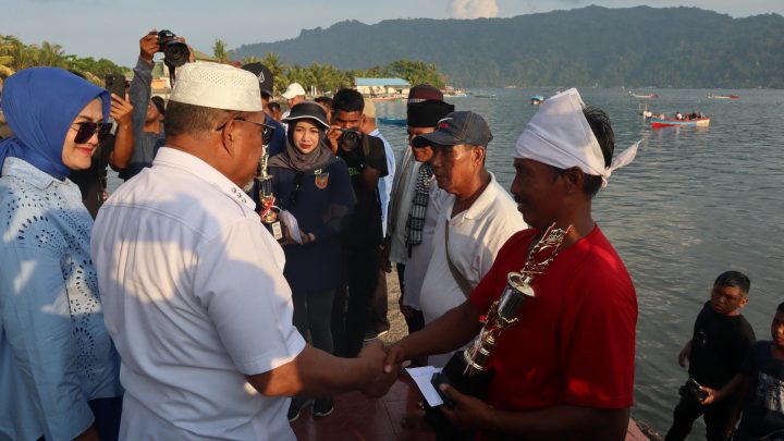 Gubernur Serahkan Hadiah bagi Pemenang Lomba Belang