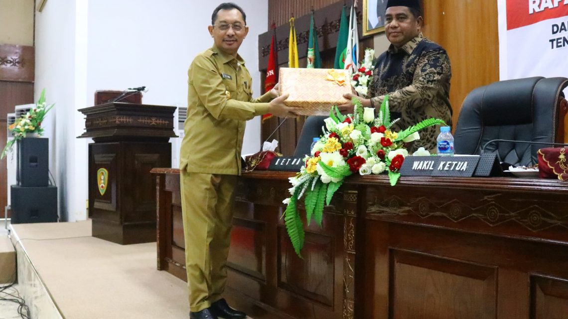Di hadapan Para Wakil Rakyat, Pemprov Maluku Serahkan Dokumen KUA PPAS Tahun 2024