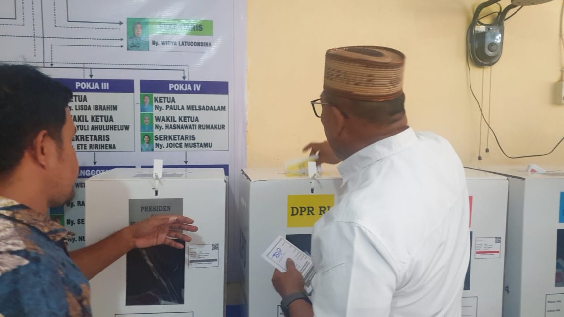 Gubernur Maluku Gunakan Hak pilih di TPS 01 Kelurahan Tihu