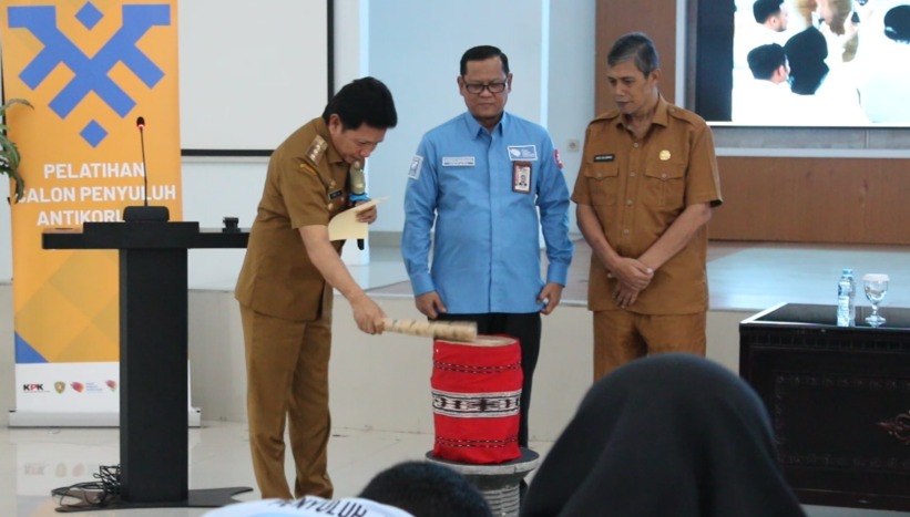 Pj.Gubenur Maluku Kukuhkan Penyuluh Anti Korupsi