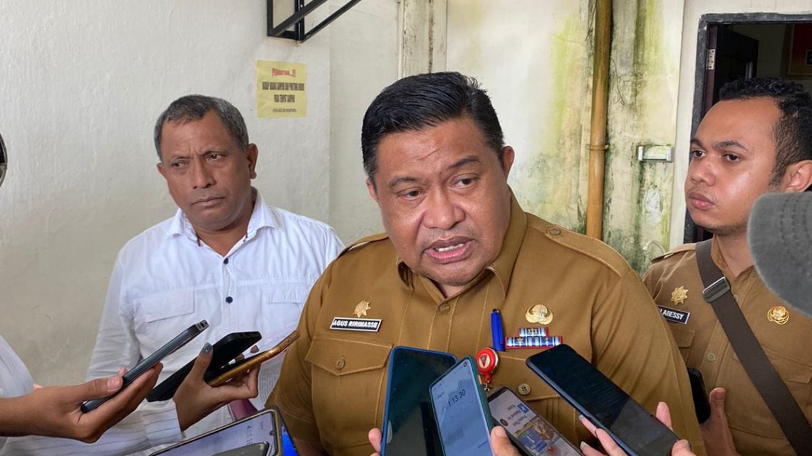 Agus Ririmasse Polisikan Ronny Diasz Ketua Saniri Negeri Leahari