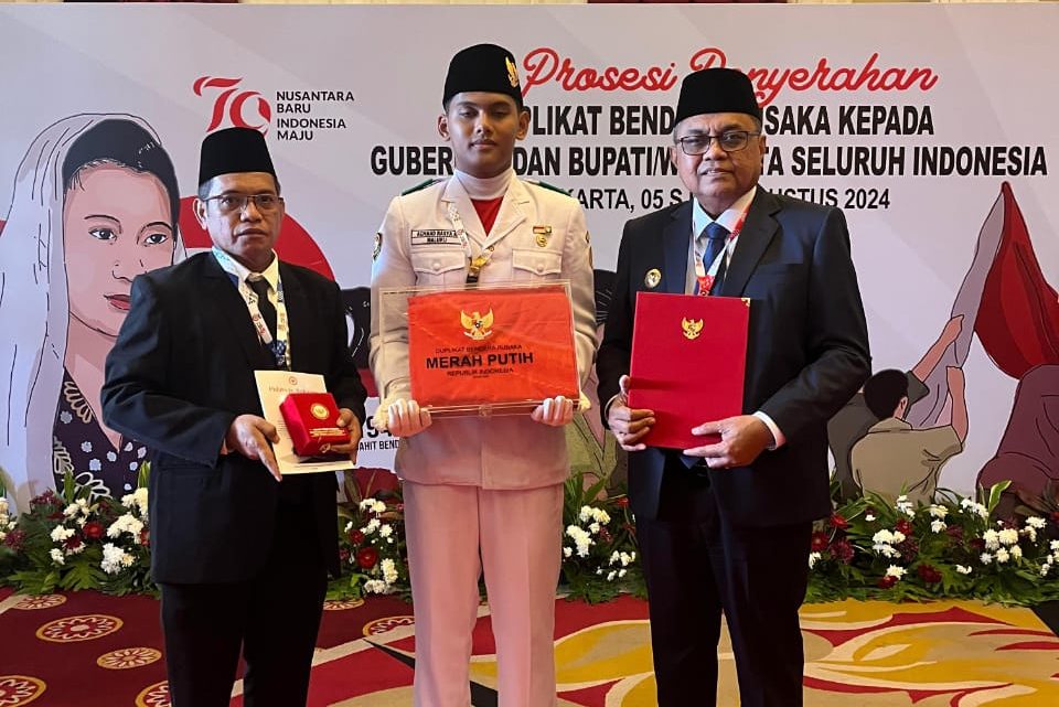 Pj. Wali Kota Terima Duplikat Bendera Pusaka