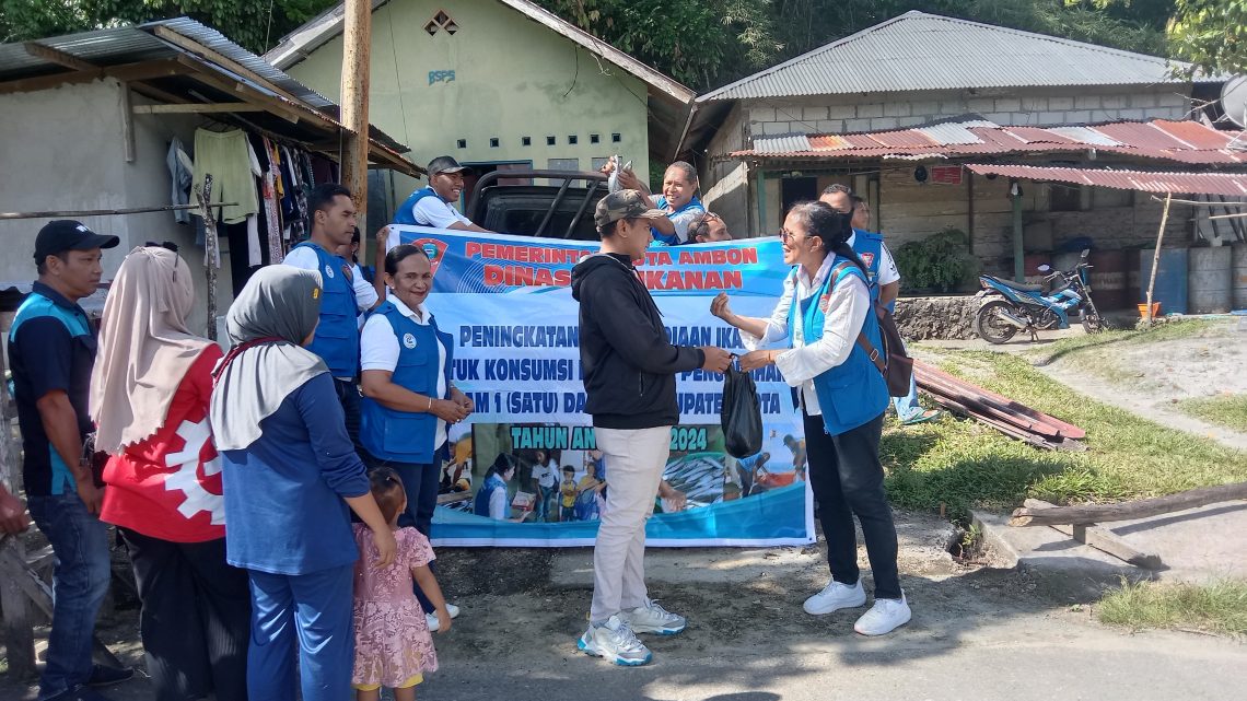 Pemkot Ambon Bagi Ikan Gratis