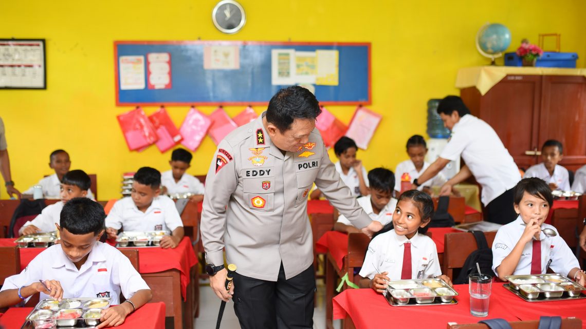 Tinjau Program MBG di SD Negeri Hative Besar, Kapolda: Kita Siapkan Mereka Untuk Masa Depan