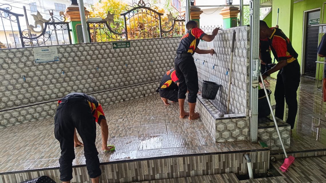 Sambut Ramadan Anggota Brimob Maluku Bersihkan Masjid