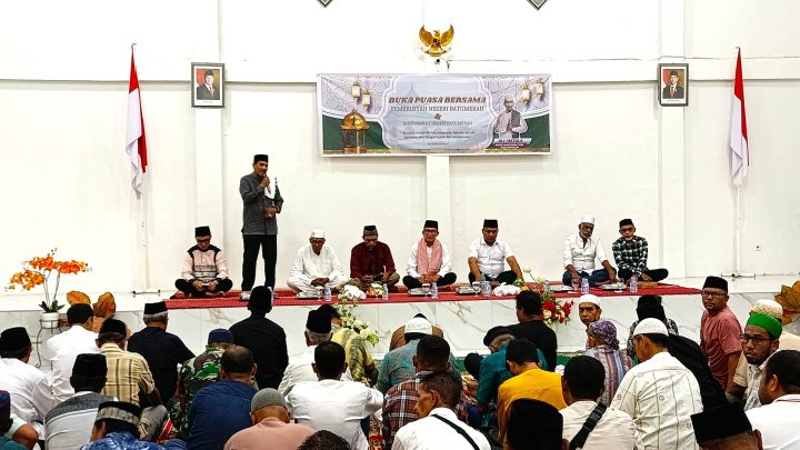 Wagub Maluku Hadiri Buka Puasa Bersama Masyarakat Negeri Batu Merah
