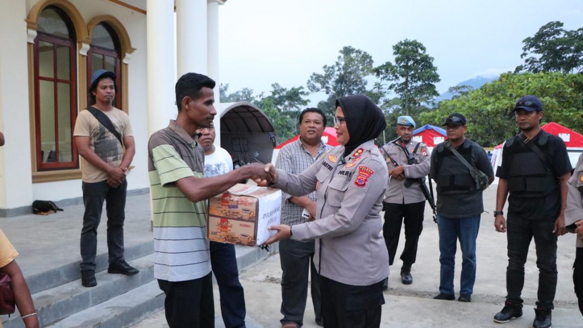 Kapolres Buru Salurkan Bantuan ke Warga Masihulang