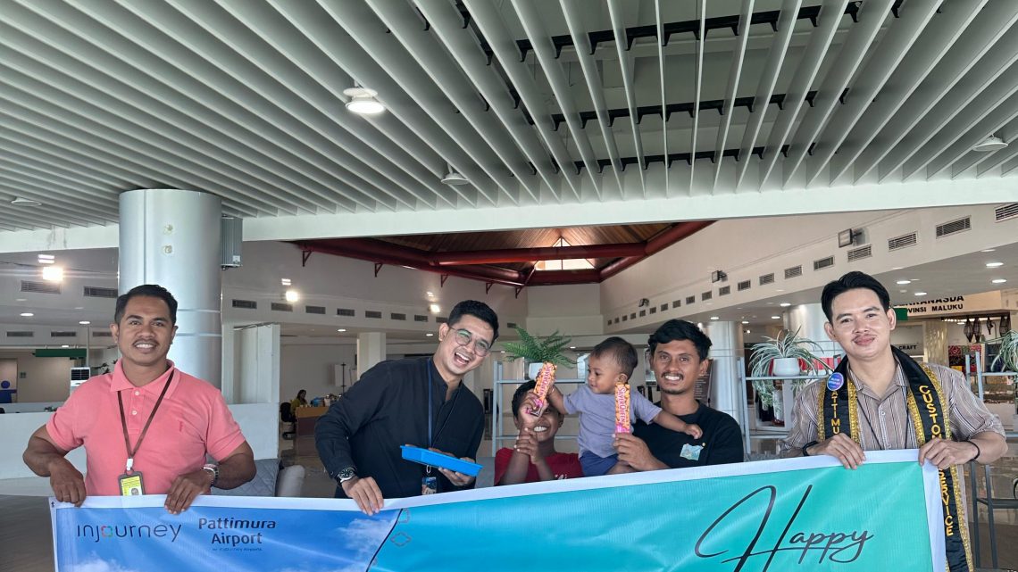 Bandara Pattimura Ambon Bagi- bagi Gift kepada Penumpang di Peringatan Sejumlah Moment Besar
