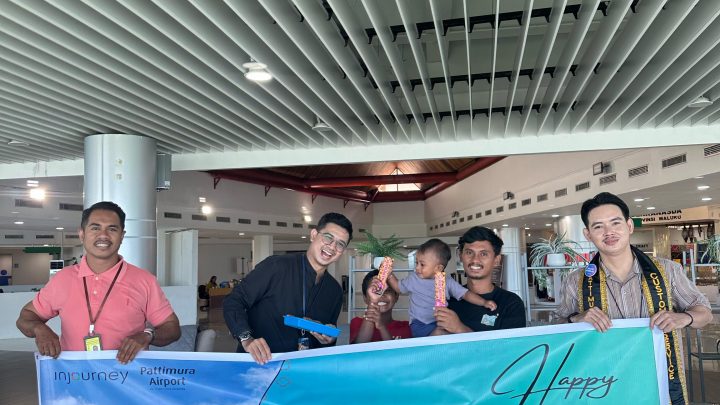 Bandara Pattimura Ambon Bagi- bagi Gift kepada Penumpang di Peringatan Sejumlah Moment Besar