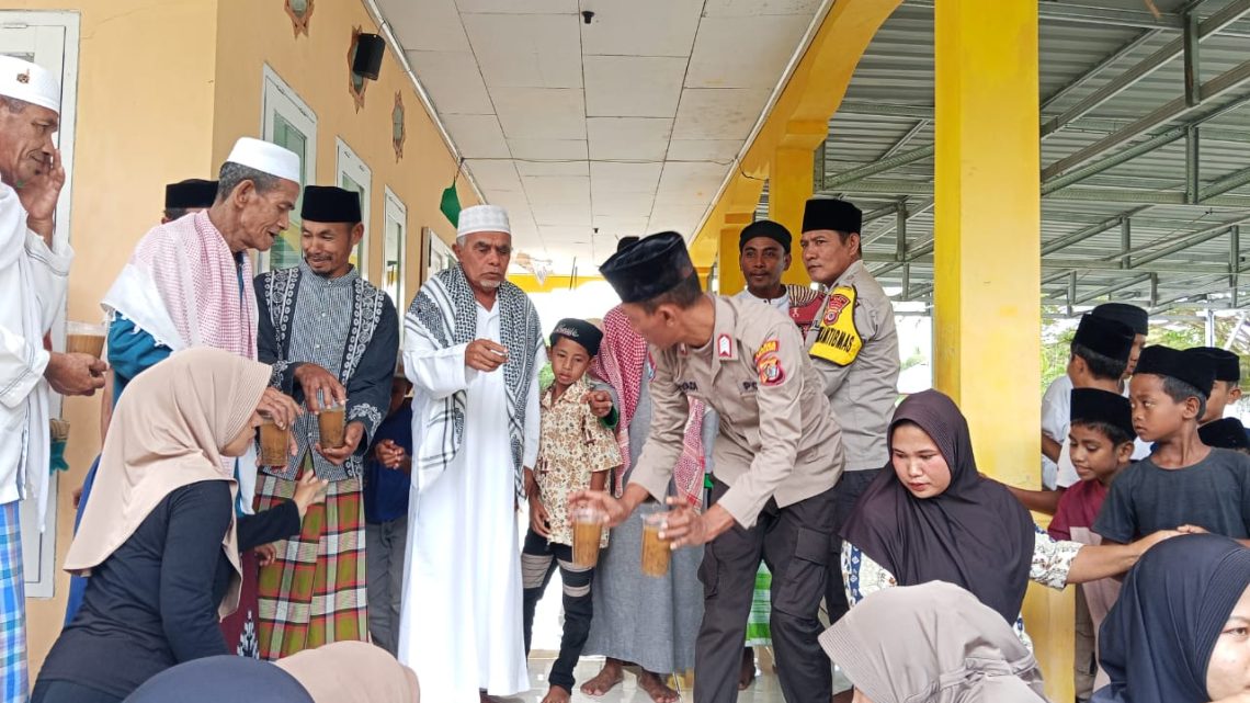 Bhabinkamtibmas Desa Pela Gelar Jumat Berbagi