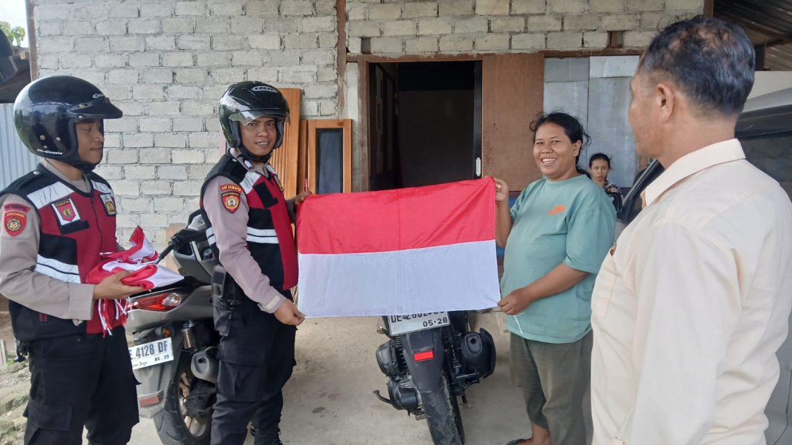Polres Buru Bagikan 100 Bendera Merah Putih Sambut Hari Kemerdekaan RI ke-80