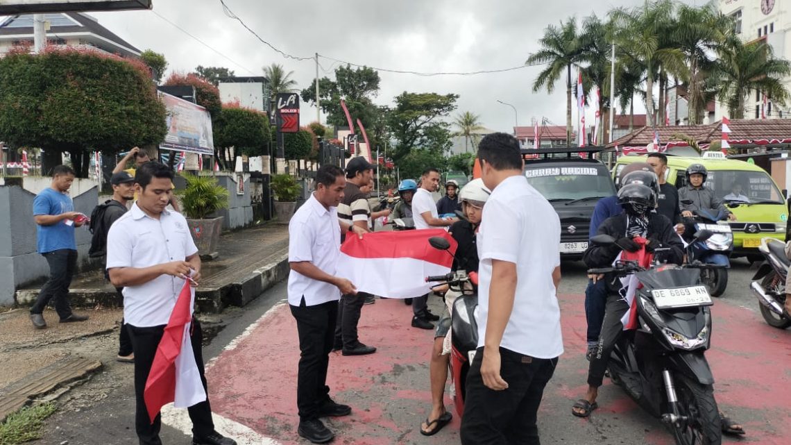 Sonsong HUT Kemerdekaan RI, Polresta Ambon Bagi 150 Bendera kepada Masyarakat
