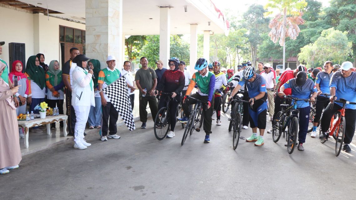 Sonsong HUT RI, Kapolres Buru Lepas Lomba Sepeda Santai