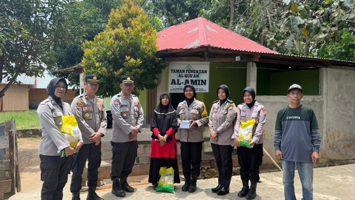 Polres Buru Berbagi Beras dan AlQuran