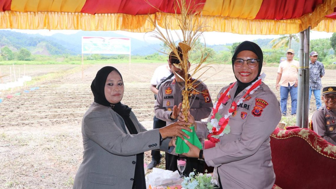 Kapolres Buru Diapresiasi Perangkat Desa Awalinan