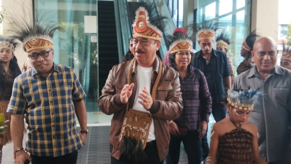 Tiba Di Bumi Cendrawasih, Gubernur HL Disambut Meriah untuk Hadiri HUT ke-20 IKEMAL Papua