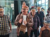 Tiba Di Bumi Cendrawasih, Gubernur HL Disambut Meriah untuk Hadiri HUT ke-20 IKEMAL Papua