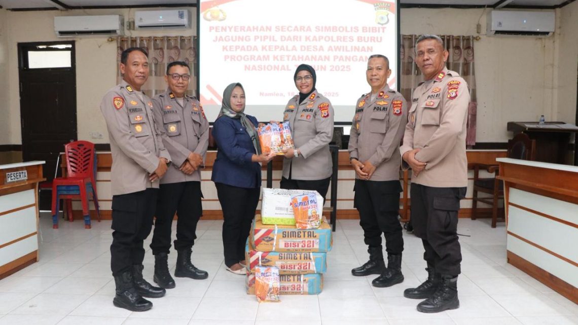 Kapolres Buru Serahkan Bibit Jagung Pipil ke Desa Awilinan