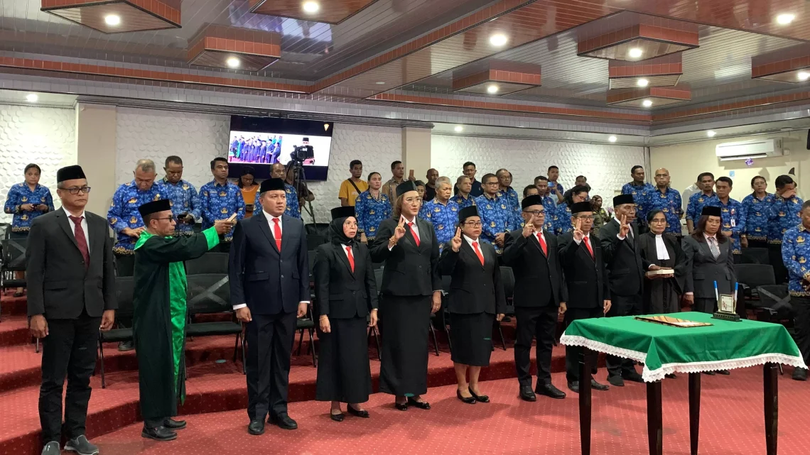 Walikota Lantik Tujuh Kepala Dinas di Balai kota Ambon