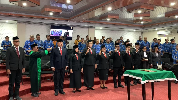 Walikota Lantik Tujuh Kepala Dinas di Balai kota Ambon