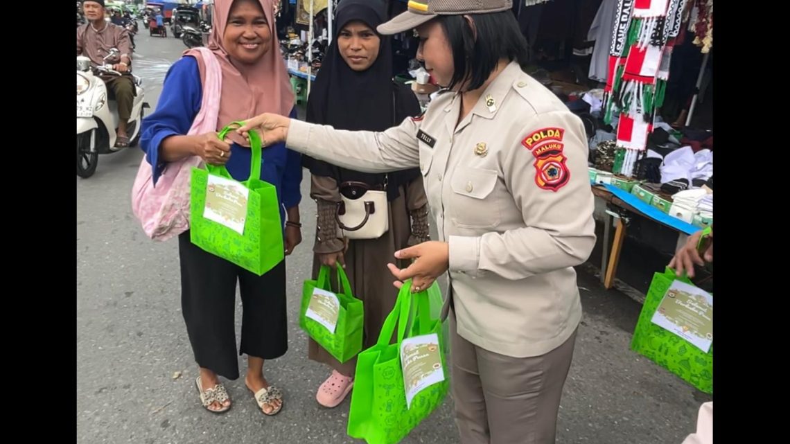 Polda Maluku Tebar Kepedulian Lewat Aksi Berbagi Takjil di Ambon