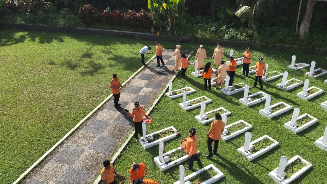 Sambut HUT, Kantor SAR Ambon Ziarah ke TMP Kapahaha