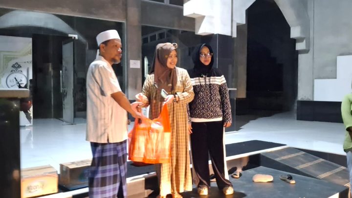 10 Malam Terakhir Ramadan, Wakil Wali Kota Ambon Bagikan Paket Makanan Sahur Kepada Umat Muslim yang Beritikaf di Masjid
