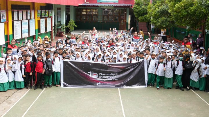 Satu Tahun Danantara, Pertamina Patra Niaga Bagikan 2.000 Paket Sekolah Bagi Anak Papua