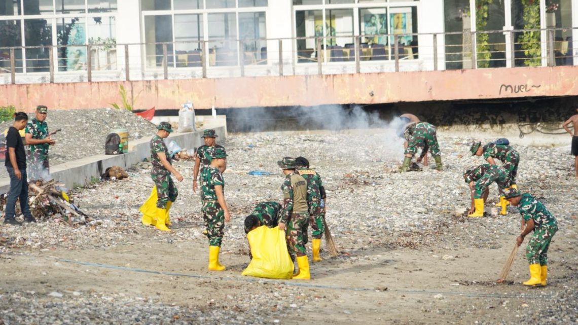 Korem 151 Binaiya Tetap Gencar Bersihkan Pantai Setiap Jumat