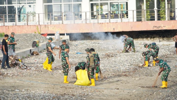 Korem 151 Binaiya Tetap Gencar Bersihkan Pantai Setiap Jumat