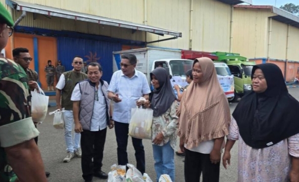 Pemkot Ambon Distribusikan Bantuan Beras dan Minyak