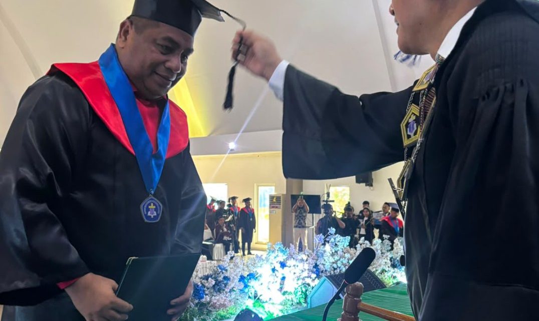 323 Lulusan UKIM Diwisuda, Ketua DPRD Maluku Benhur Watubun Turut Raih Gelar Sarjana Hukum