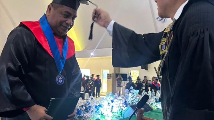 323 Lulusan UKIM Diwisuda, Ketua DPRD Maluku Benhur Watubun Turut Raih Gelar Sarjana Hukum
