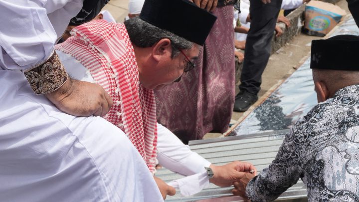 Gubernur Maluku Canangkan Pemasangan Atap Masjid Quba Al-Bayan Seith