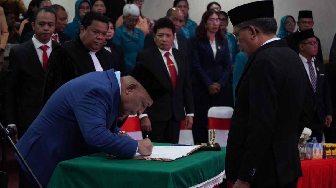 Roberd Sapulette Resmi Dilantik Jadi SekKot Ambon