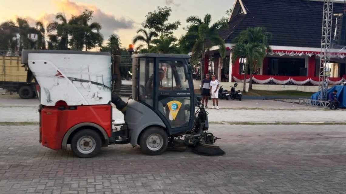 DLHP Kota Ambon Bersihkan Lapangan Merdeka Jelang HUT RI Ke-81