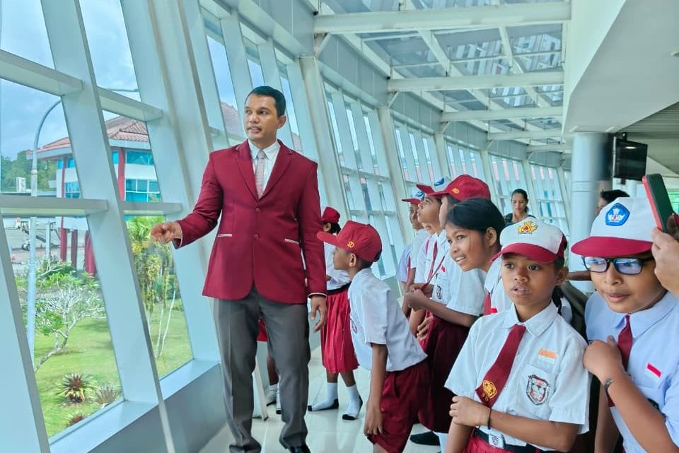 Melalui Program “School Goes To Airport Siswa SD INPRES 59 TAWIRI Belajar Langsung di Bandara Pattimura Ambon