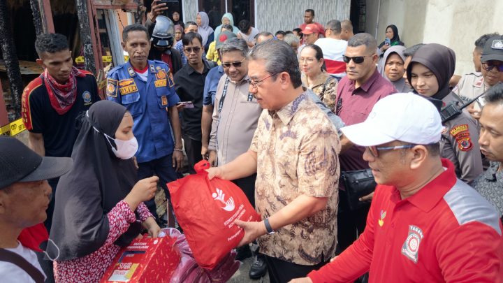 Lewerissa Tinjau Korban Kebakaran Batu Merah, Pemprov Maluku Salurkan Bantuan