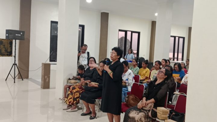 Reses di Lateri, Johan Lewerissa Tampung Aspirasi Perempuan soal Jalan Rusak dan Penerangan
