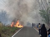 Sinergi Bhabinkamtibmas, Damkar dan Warga Padamkan Lahan Terbakar di Desa Salas-SBT