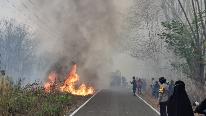 Sinergi Bhabinkamtibmas, Damkar dan Warga Padamkan Lahan Terbakar di Desa Salas-SBT