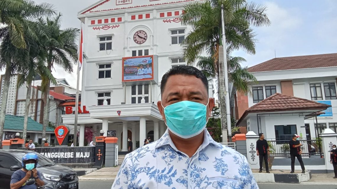 Cegah Dampak Kabut Asap, Protokol Pemkot Ambon Bagikan 5.000 Masker Gratis
