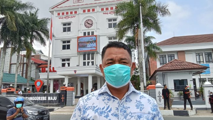 Cegah Dampak Kabut Asap, Protokol Pemkot Ambon Bagikan 5.000 Masker Gratis