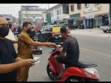 Dampak Kabut Asap, Camat dan Staf Turun ke Jalan Bagikan Ratusan Masker kepada Masyarakat